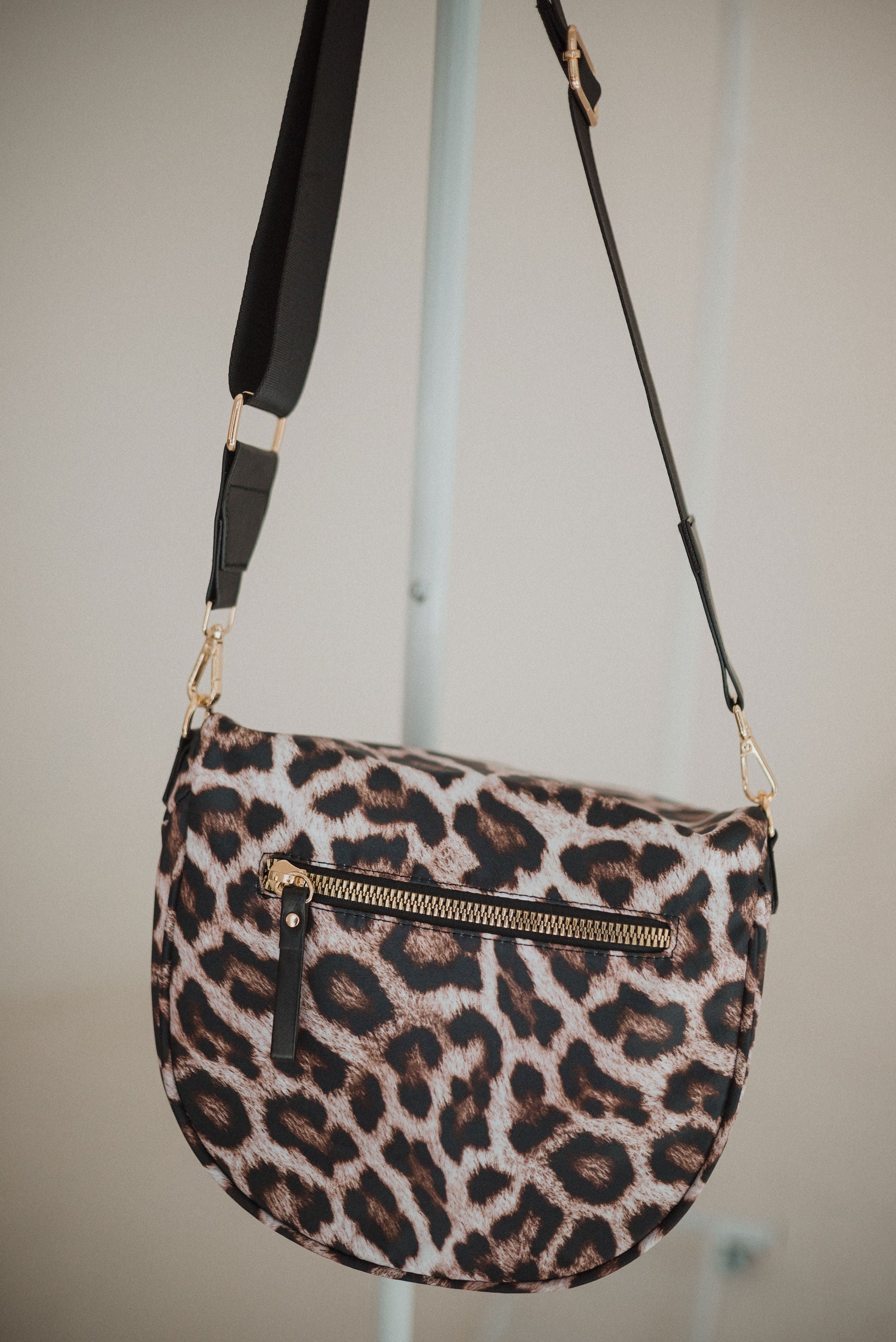 On The Go Untamed Snow Leopard